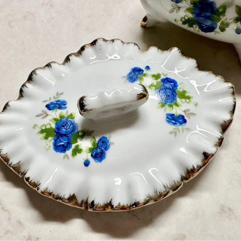 DIAMOND FINE CHINA, TRINKET BOX. MADE OF PORCELAIN WITH A LUSTERWARE FINISH.